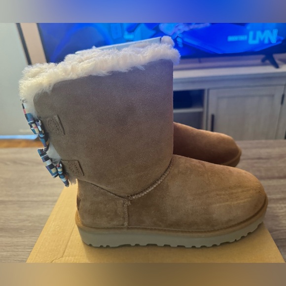 New with box Ugg Bailey Bow checkered, chestnut size 7. - Picture 10 of 11
